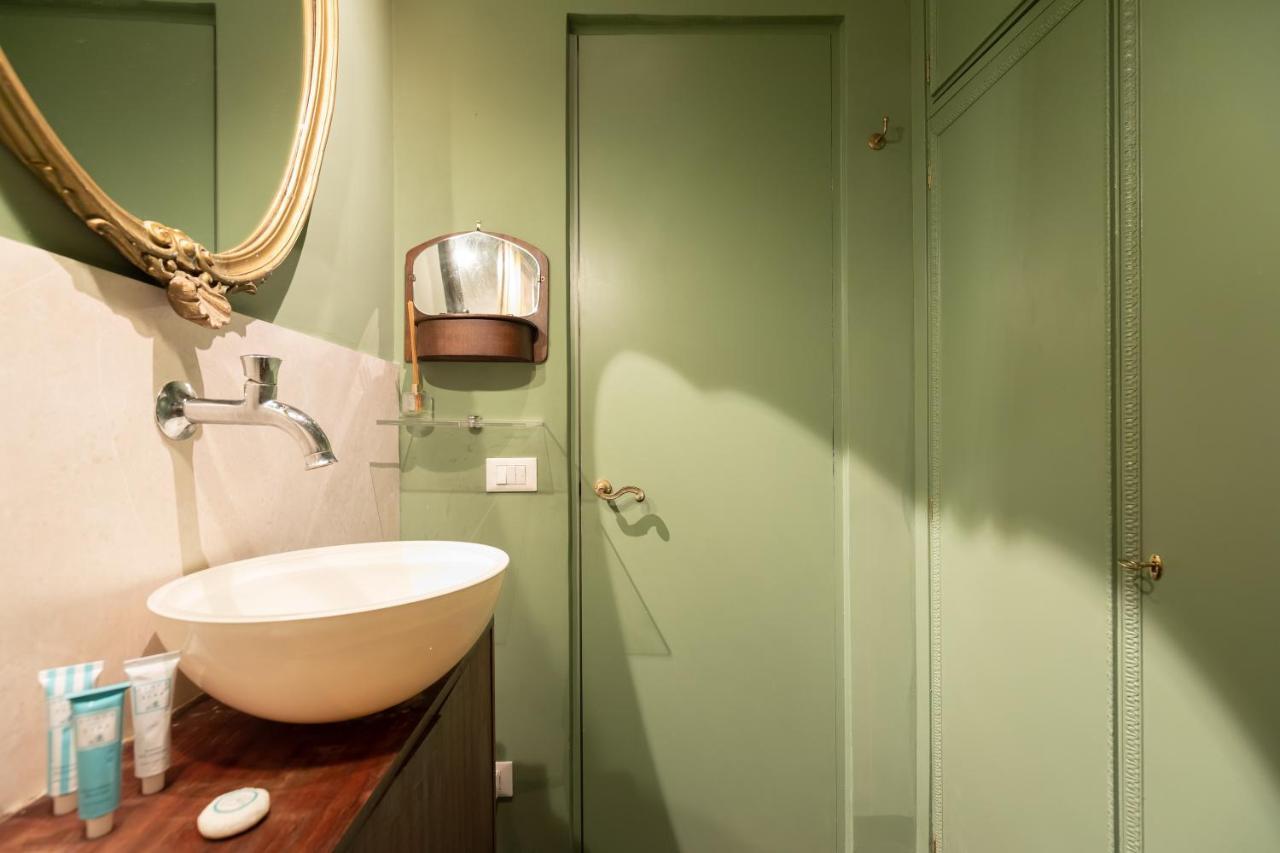 Apartment Chic And Style In Historical Via Giulia